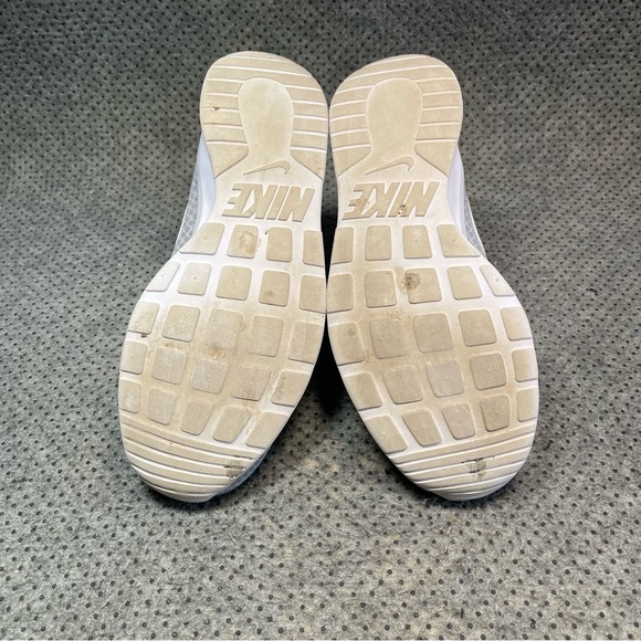 Nike Tanjun Grey White Running Shoes Size 8 Women’s - Picture 7 of 9